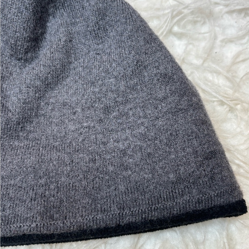 Canada Goose Men's Grey Knit Beanie with Logo Patch - Picture 9 of 16